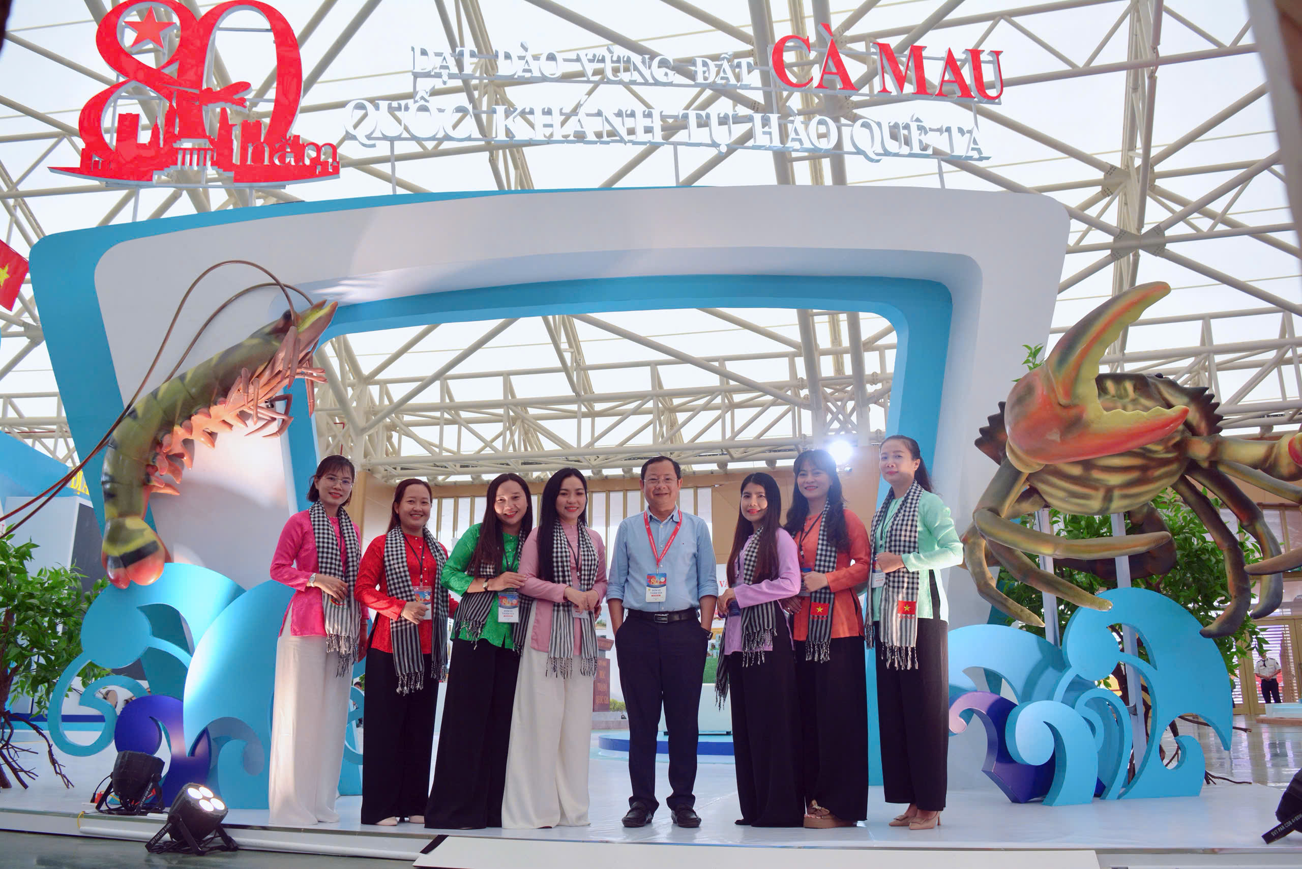 Giảng viên Trường Đại học Bạc Liêu hỗ trợ công tác phiên dịch tại không gian Triển lãm tỉnh Cà Mau chào mừng 80 năm Quốc khánh 2-9